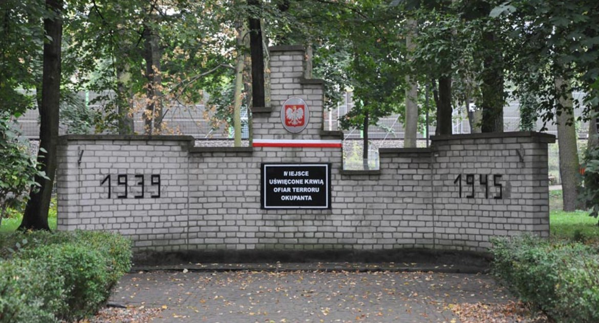 urzędy i administracja , Ściana śmierci parku miejskim Brwinowie zyska oblicze - zdjęcie, fotografia