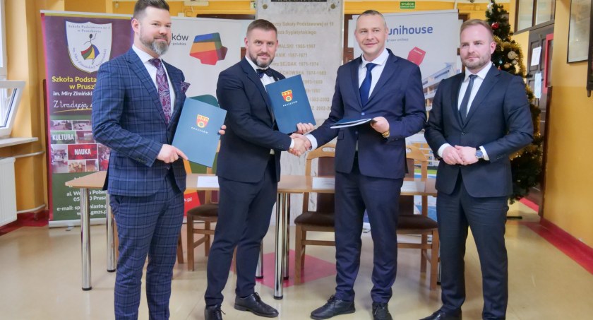 inwestycje, Podpisanie umowy rozbudowę przebudowę nadbudowę Szkoły Podstawowej Pruszkowie - zdjęcie, fotografia