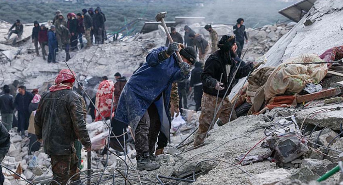 Fot. Omar Haj Kadour. Zniszczenia wywołane przez trzęsienie ziemi w północno-zachodniej Syrii, w prowincji Idlib. Syria, 2023