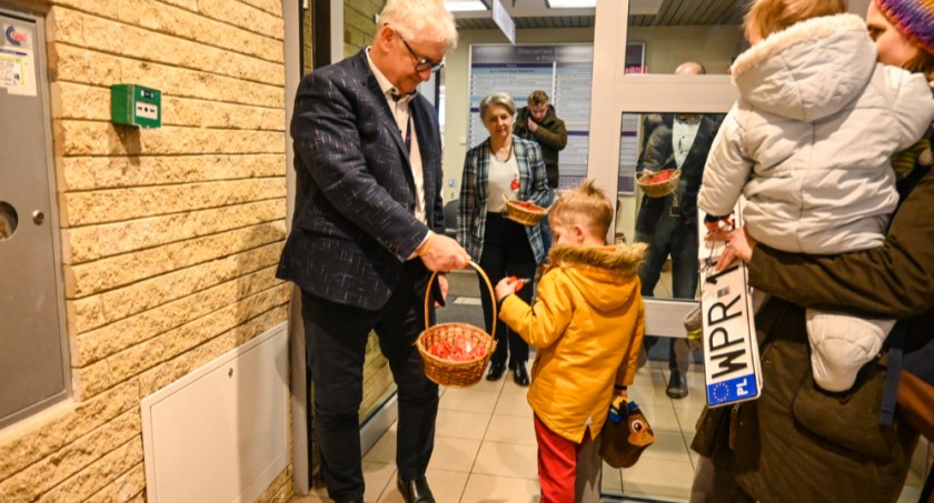 Rozdawanie odblaskowych breloczków 14 lutego w Dzień powstania Armii Krajowej przez Zarząd Powiatu Pruszkowskiego