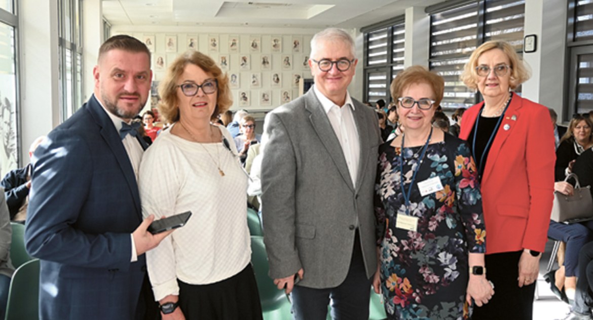 Stoi od lewej m.in. prezydent Miasta Pruszkowa Paweł Makuch oraz starosta pruszkowski Krzysztof Rymuza oraz Panie nauczycielki. Foto powiat pruszkowski