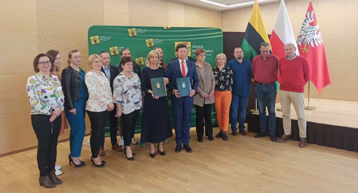 urzędy i administracja , Umowa budowę centrum opiekuńczo mieszkalnego Regułach podpisana! - zdjęcie, fotografia