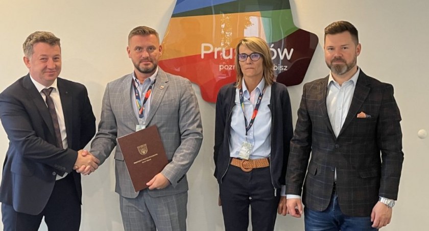 urzędy i administracja , Podpisanie umowy zagospodarowanie terenów wzdłuż rzeki Utraty - zdjęcie, fotografia