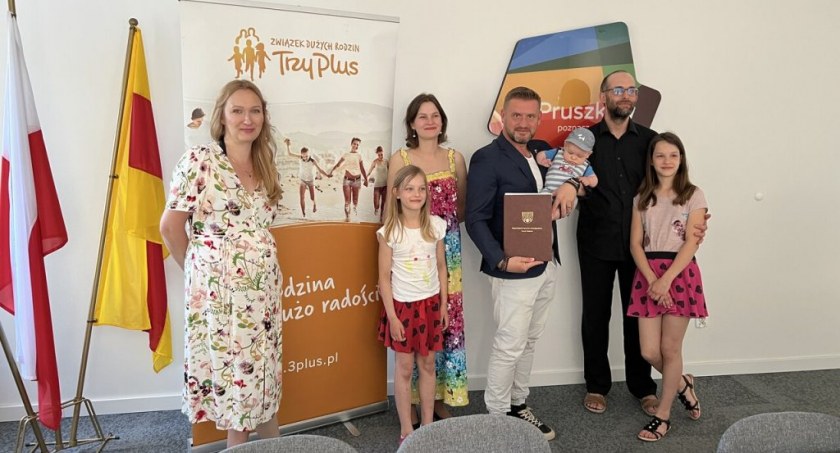 urzędy i administracja , Podpisanie porozumienia współpracy Stowarzyszeniem Związek Dużych Rodzin „Trzy Plus” - zdjęcie, fotografia