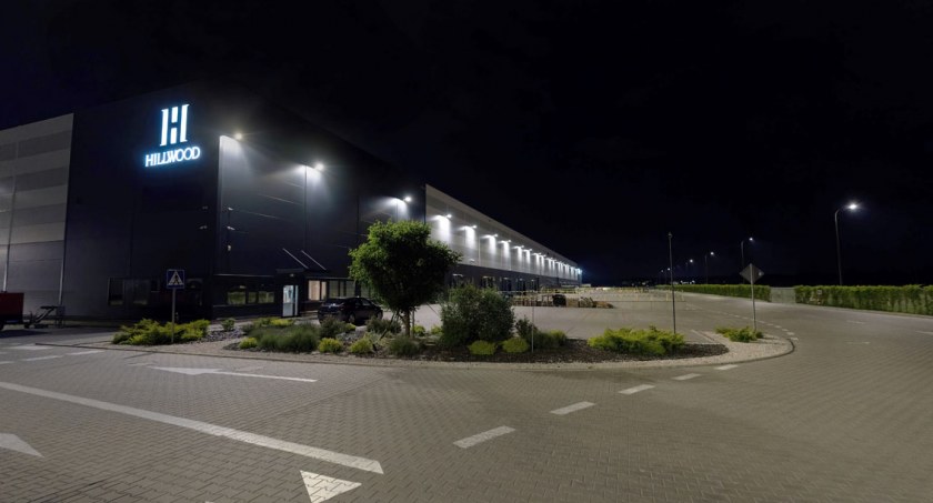 urzędy i administracja , Centra magazynowe Hillwood redukują emisję sztucznego oświetlenia trosce sąsiadów środowisko naturalne - zdjęcie, fotografia
