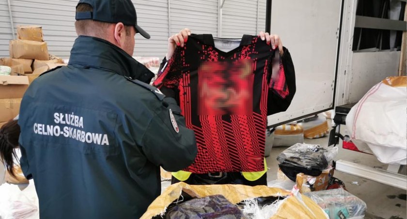 komunikaty policji, Podróbki naczepie Mazowiecka zatrzymała odzież wartą Komunikat Administracji Skarbowej Warszawie - zdjęcie, fotografia
