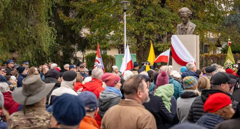 urzędy i administracja , Uroczyste odsłonięcie popiersia Ignacego Paderewskiego Komorowie - zdjęcie, fotografia