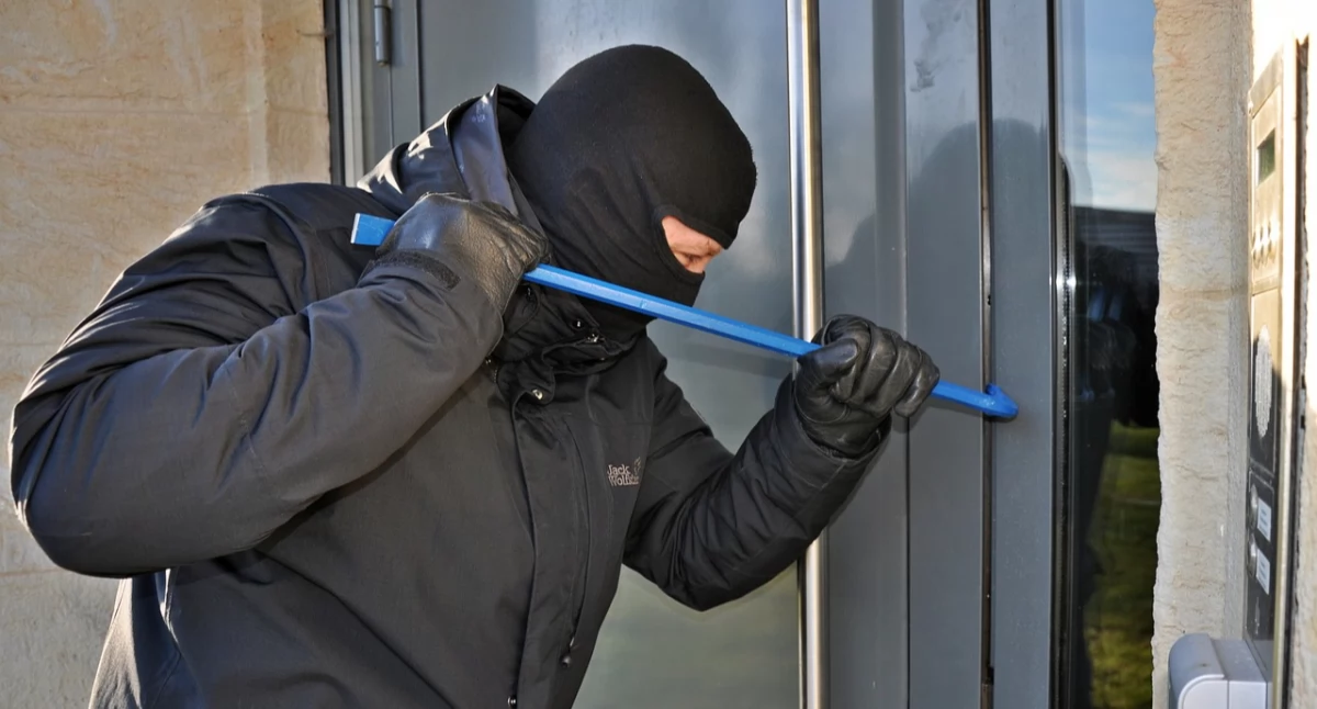 komunikaty policji, Przed wyjazdem groby zabezpieczmy swoje - zdjęcie, fotografia