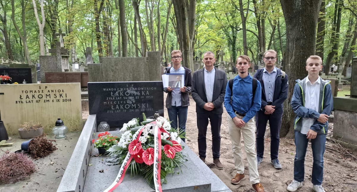 święta kościelne i państwowe , „Póki ktoś pamięta wciąż żyjemy” Wprowadzenie Rajdu „Po kamienistej drodze” Pęcic - zdjęcie, fotografia