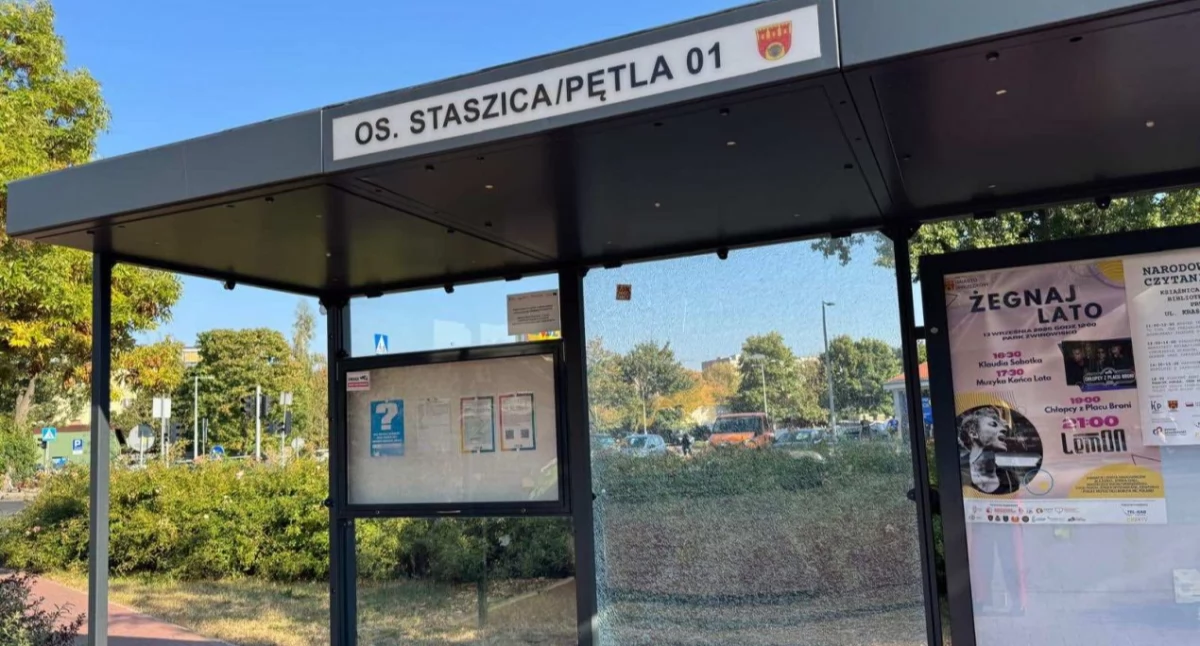 komunikaty policji, Zniszczone wiaty przystankowe Pruszkowie - zdjęcie, fotografia