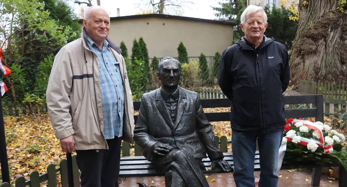 edukacja, skwerze pułkownika Franciszka Niepokólczyckiego Brwinowie - zdjęcie, fotografia