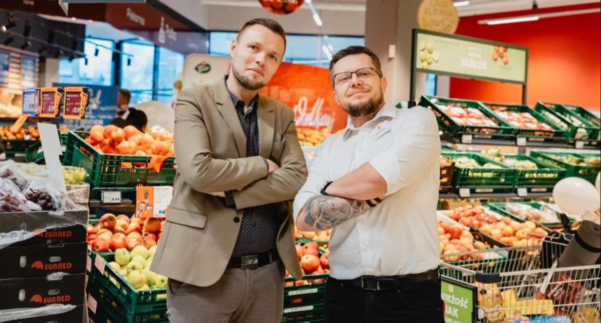 Po lewej stronie Rafał Kowalczyk Dyrektor Regionu Sprzedaży w Parzniewie oraz Adama Twardowskiego tj. Menedżera Marketu w Parzniewie.