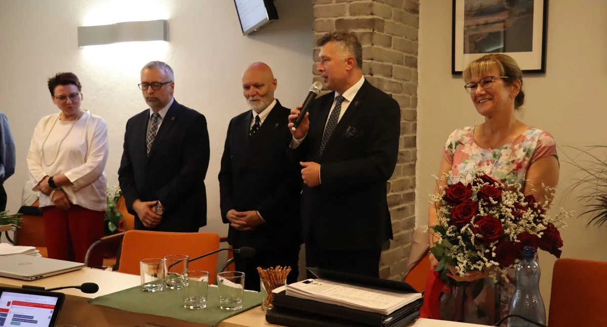 urzędy i administracja , Wotum zaufania absolutorium burmistrza gminy Brwinów - zdjęcie, fotografia