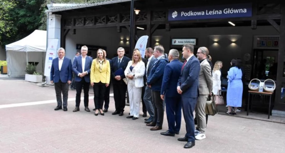 komunikacja, Zakończyły prace związane modernizacją nawierzchni drogi kolejowej pomiędzy Podkową Leśną Warszawą! - zdjęcie, fotografia