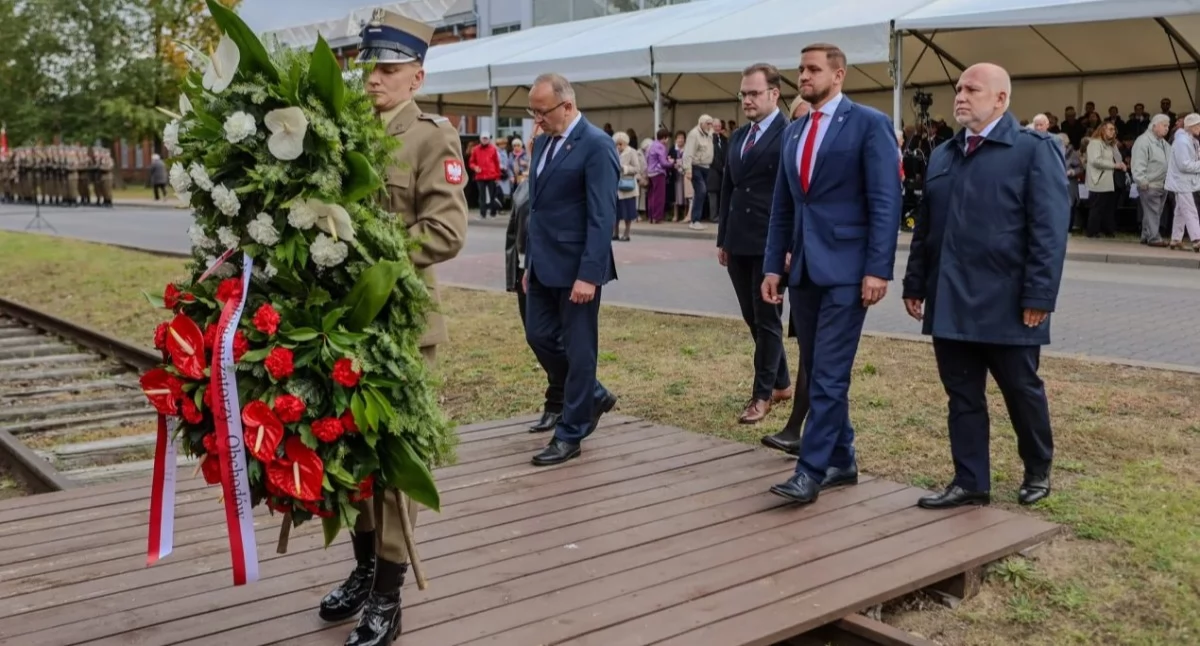 święta kościelne i państwowe , „Tędy przeszła Warszawa” Uroczystości Pamięci Więźniów Obozu Dulag Niosących Pomoc - zdjęcie, fotografia