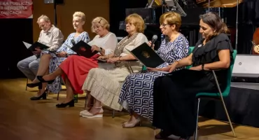 Narodowe czytanie i śpiewanie Kochanowskiego w sali multimedialnej Urzędu Gminy Michałowice