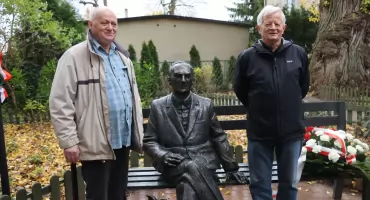 Na skwerze pułkownika Franciszka Niepokólczyckiego w Brwinowie