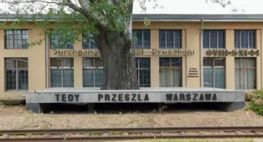 Historia zatrzymana w kadrze.  Dzień Pamięci Więźniów Obozu Dulag 121 i Niosących Im Pomoc