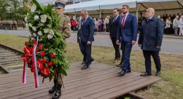 „Tędy przeszła Warszawa”. Uroczystości Dnia Pamięci Więźniów Obozu Dulag 121 i Niosących Im Pomoc
