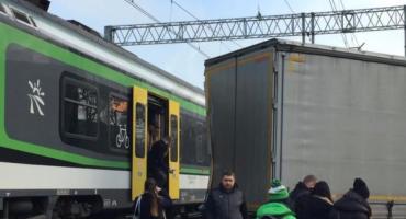 Piastów - Pociąg kolei miejskiej uderzył w ciężarówkę 